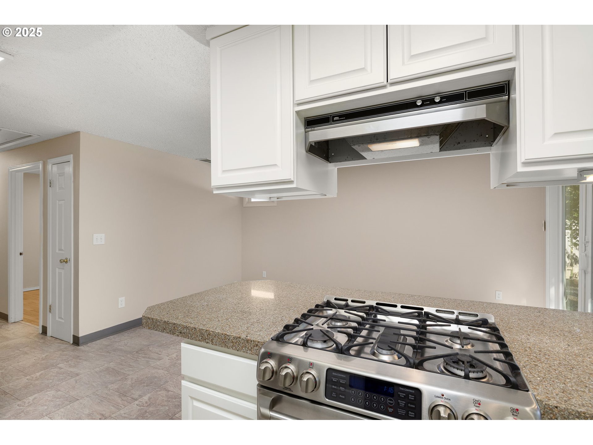 20140 Southwest Augusta Court Beaverton, OR 97003 - Photo 11 of 31