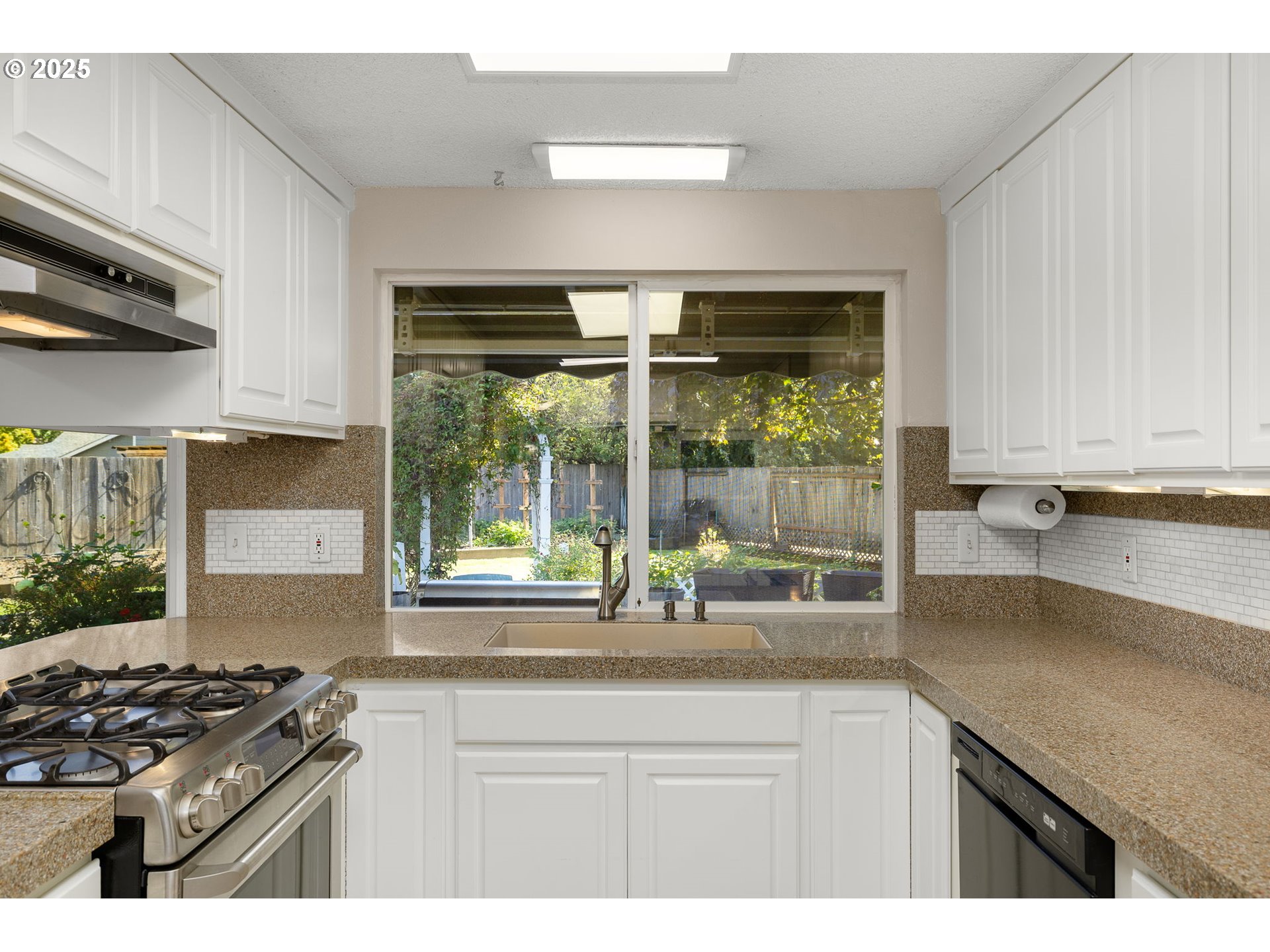 20140 Southwest Augusta Court Beaverton, OR 97003 - Photo 10 of 31