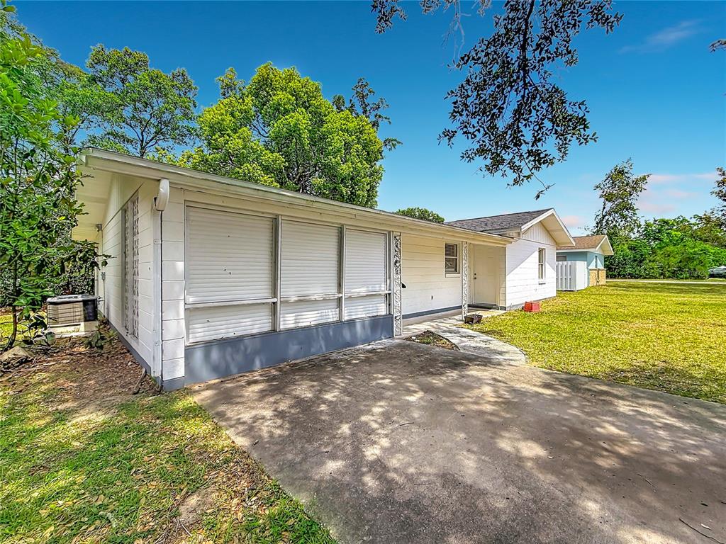 3 Bahia Pl Loop Ocala, FL 34472 - Photo 6 of 31 a view of a house with a yard and potted plants