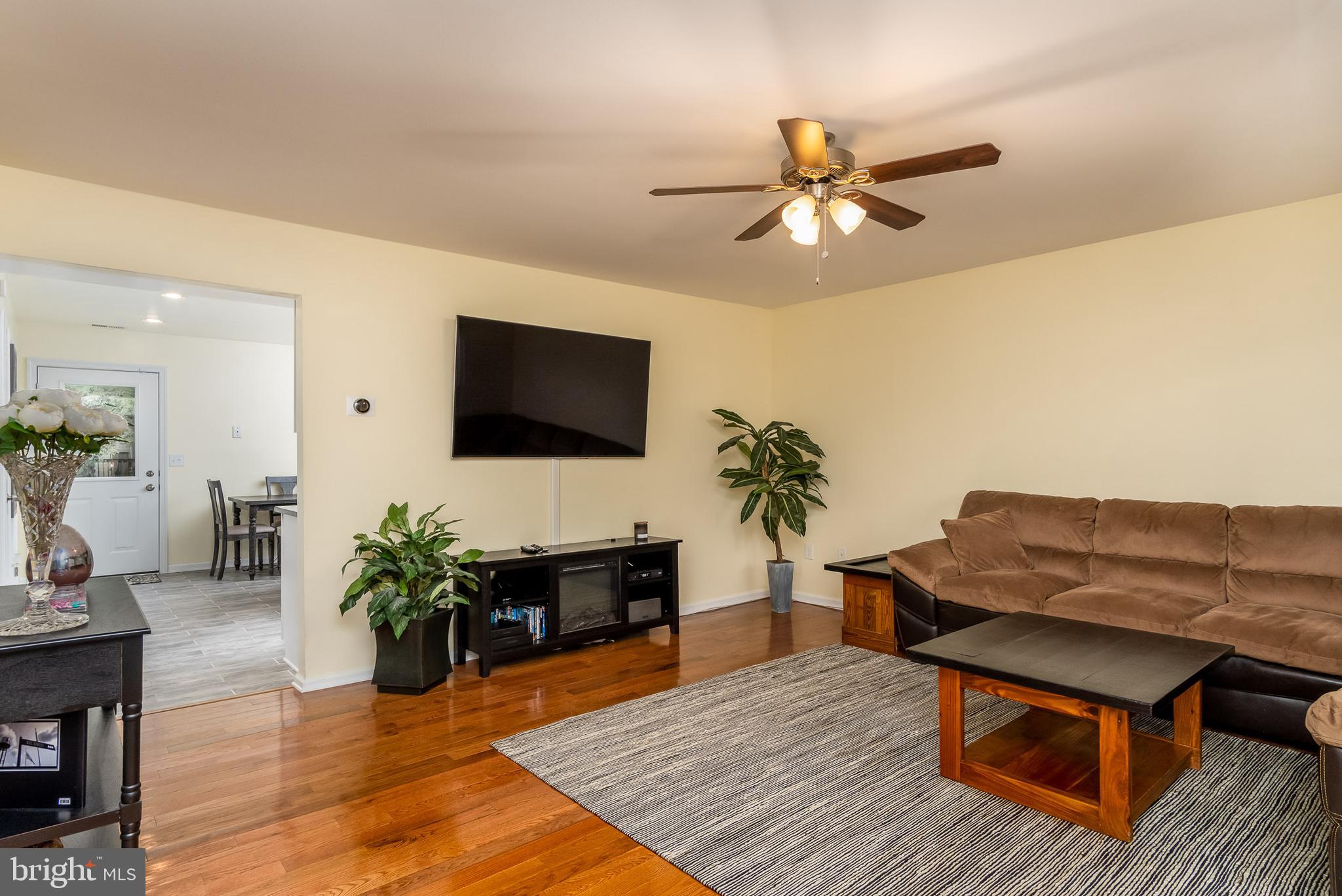 1905 Potomac Road Edgewater, MD 21037 - Photo 4 of 23 Living Room