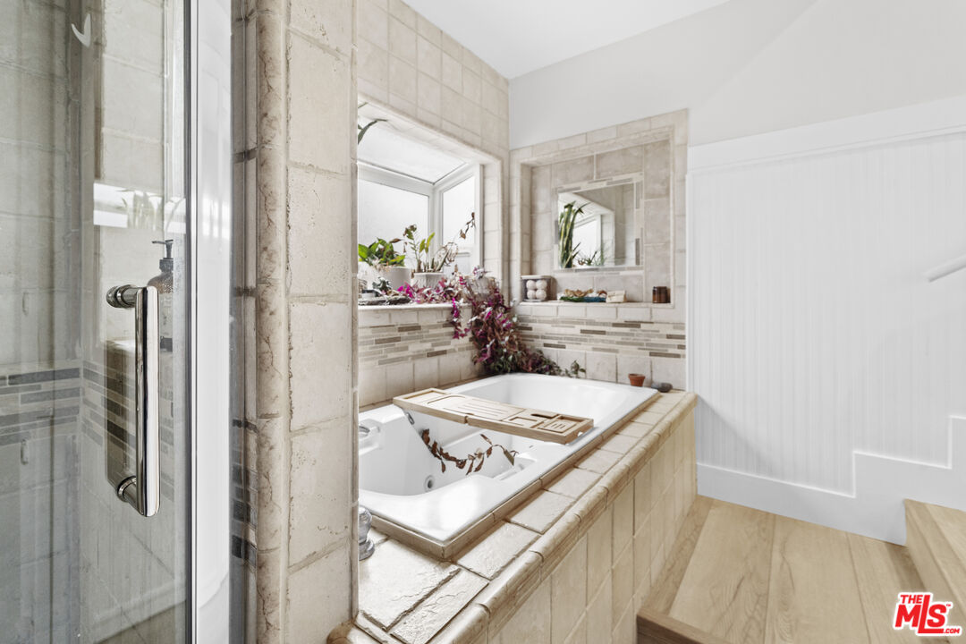 7520 Earldom Avenue Playa del Rey, CA 90293 - Photo 11 of 28 a view of bathroom with dual sinks