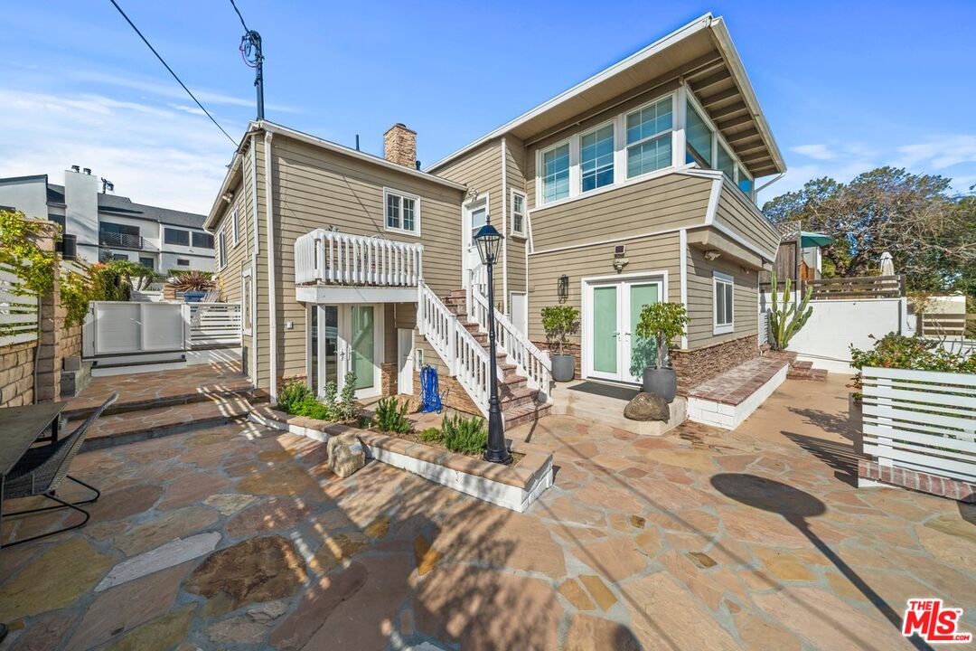 7520 Earldom Avenue Playa del Rey, CA 90293 - Photo 13 of 28 a view of a house with wooden floor and a large window