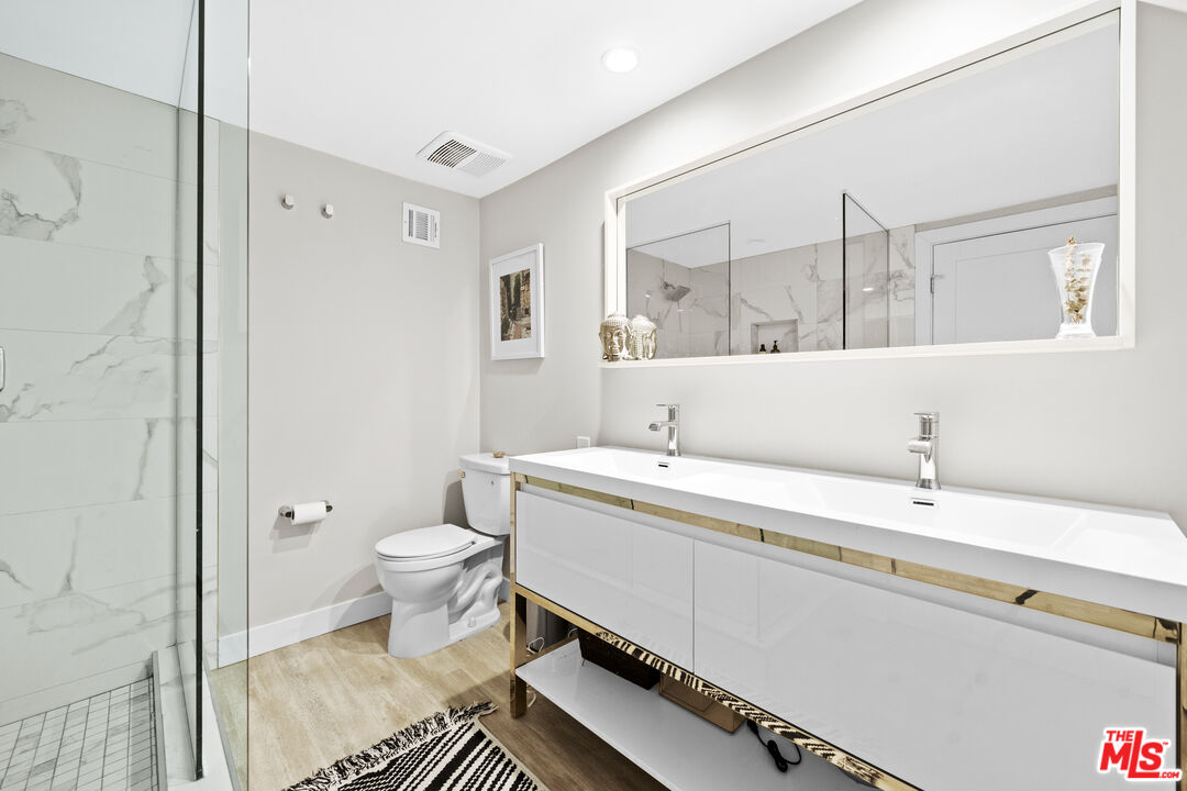 7520 Earldom Avenue Playa del Rey, CA 90293 - Photo 18 of 28 a bathroom with a sink and a mirror