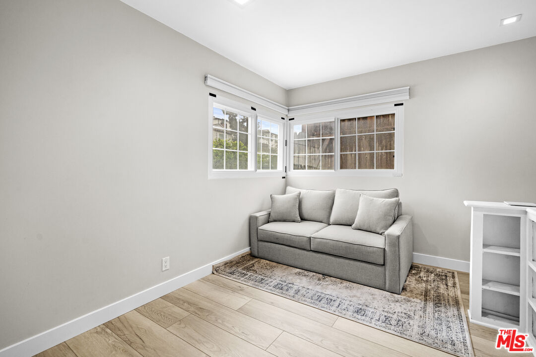 7520 Earldom Avenue Playa del Rey, CA 90293 - Photo 19 of 28 a living room with furniture and windows
