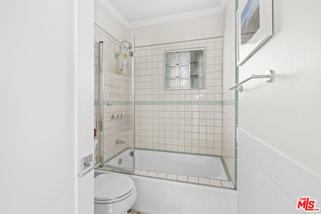 7520 Earldom Avenue Playa del Rey, CA 90293 - Photo 20 of 28 a bathroom with a shower and a toilet
