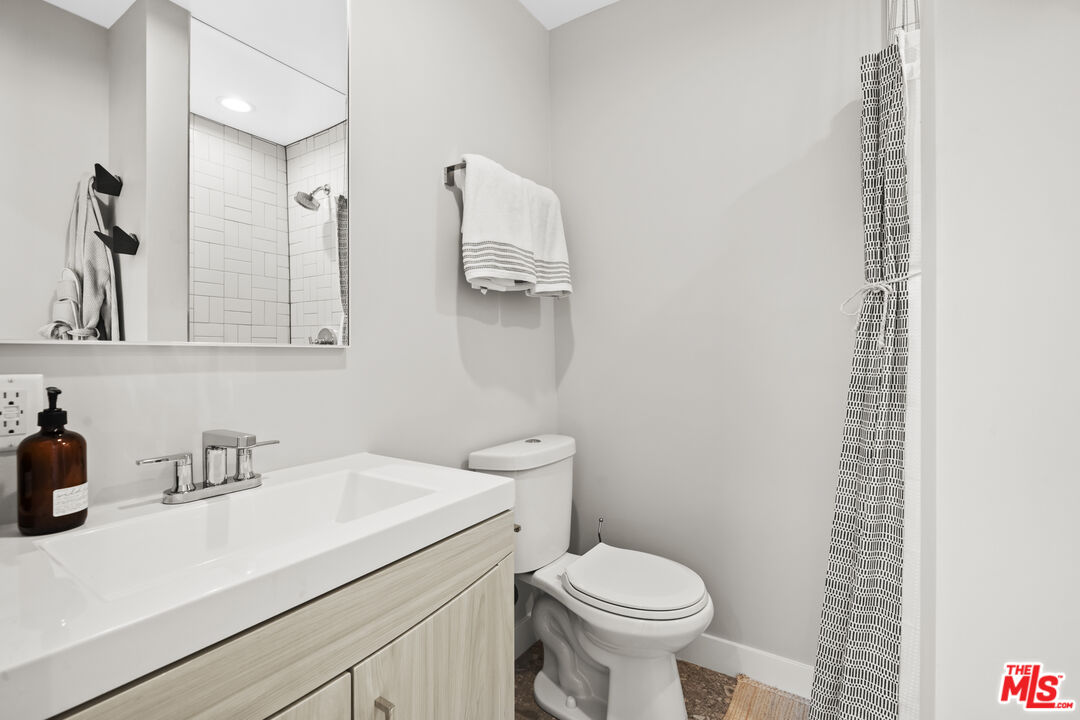 7520 Earldom Avenue Playa del Rey, CA 90293 - Photo 26 of 28 a bathroom with a sink and a toilet
