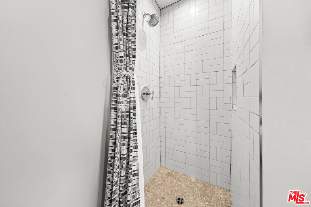 7520 Earldom Avenue Playa del Rey, CA 90293 - Photo 27 of 28 a bathroom with a shower