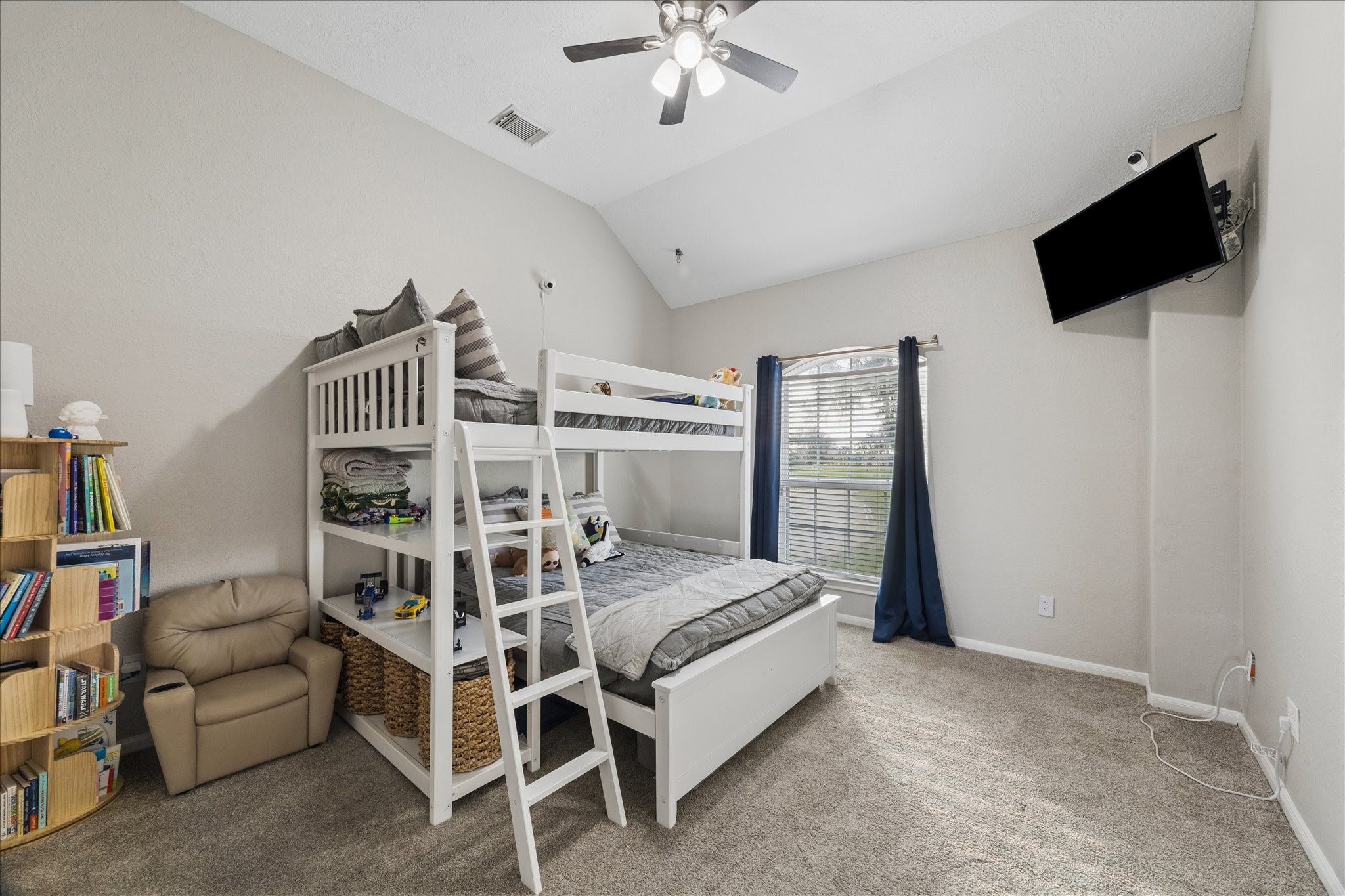 2702 Horseshoe Lane Rosharon, TX 77583 - Photo 29 of 43 Secondary bedroom has ample space and a large closet