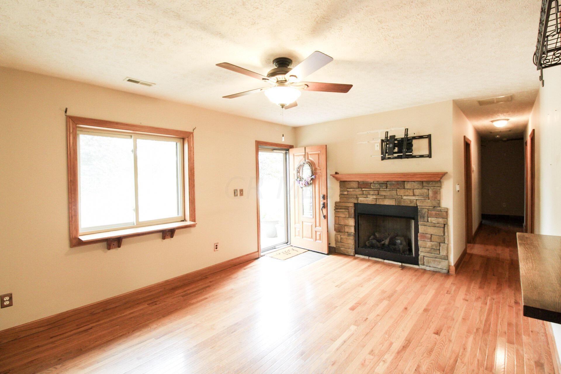 10680 Lancaster-Circleville Road Southwest Amanda, OH 43102 - Photo 22 of 36 Living Room