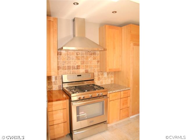35 Tamworth Road Cartersville, VA 23027 - Photo 4 of 12 Kitchen - The kitchen has been updated with sleek