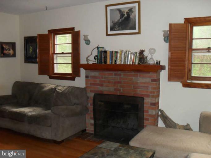 4121 St Clair Bridge Road Street, MD 21154 - Photo 16 of 19 Living Room