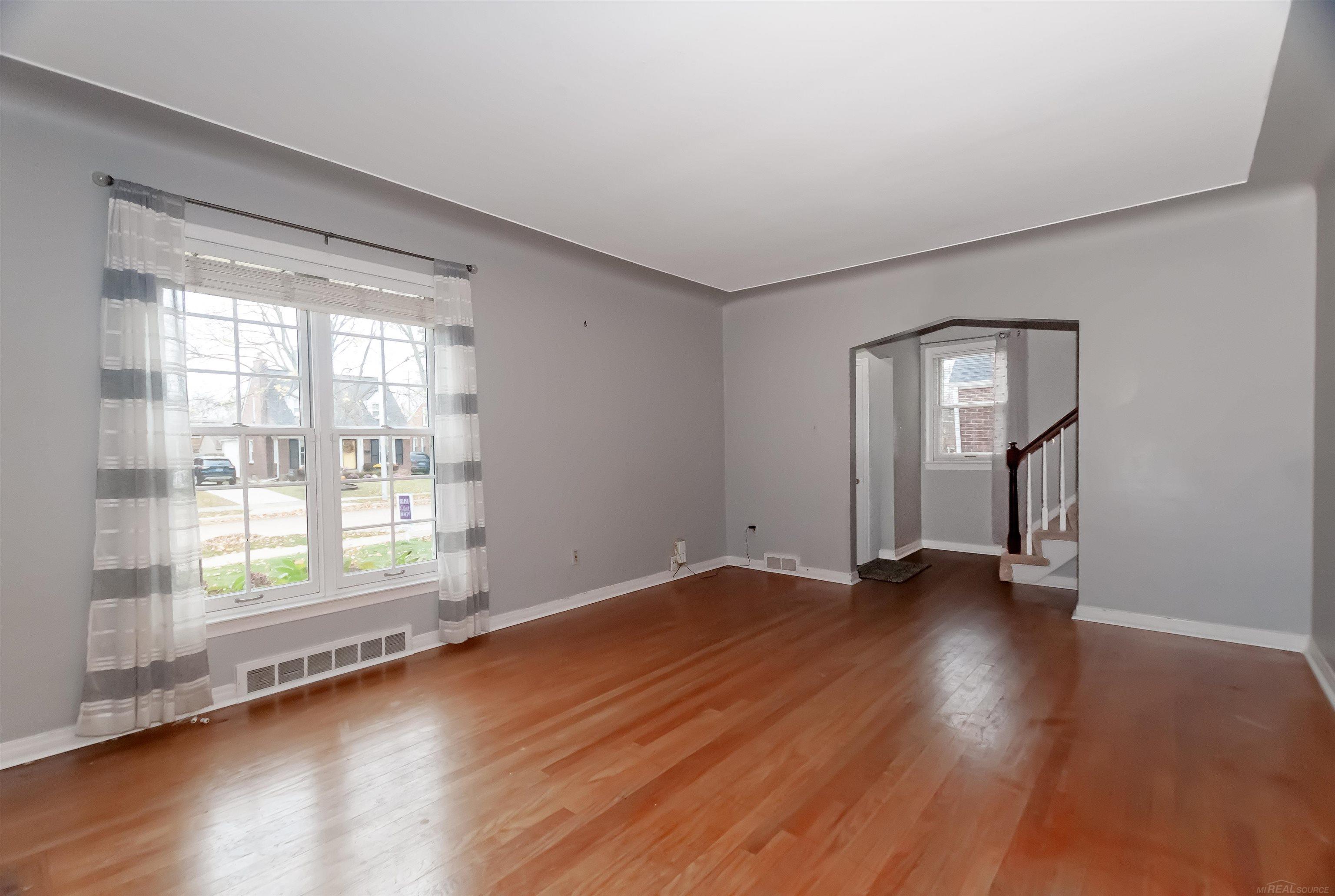 1891 Oxford Road Grosse Pointe Woods, MI 48236 - Photo 7 of 34