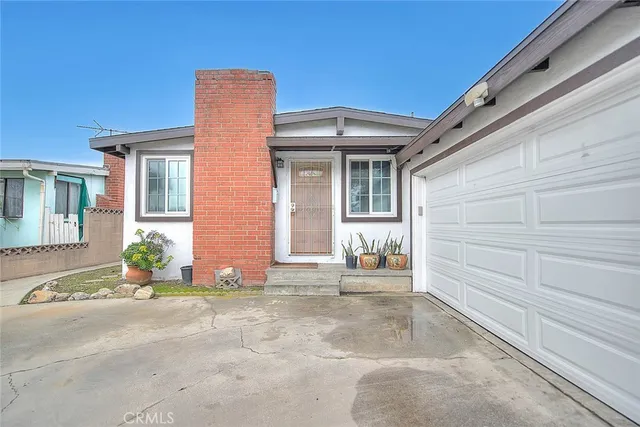 a view of a house with outdoor space