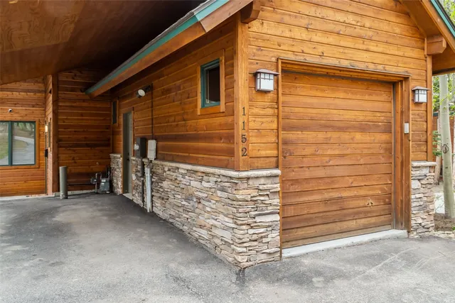 a view of entryway front of house