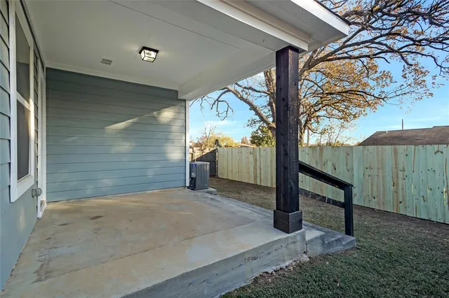 a view of a entrance gate of the house