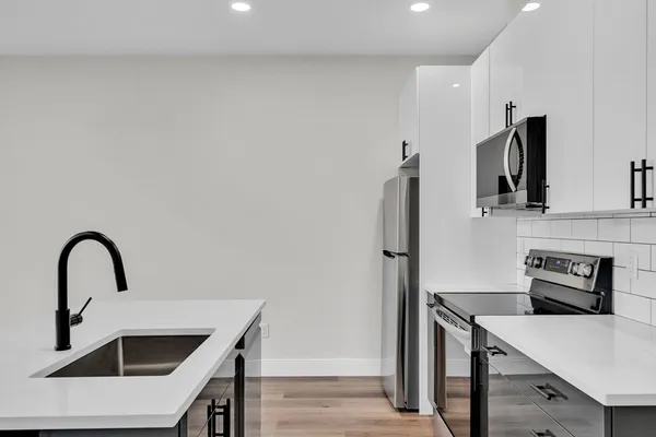 $3,000 | 63 Belgrade Avenue, Unit 404, Boston, MA 02131