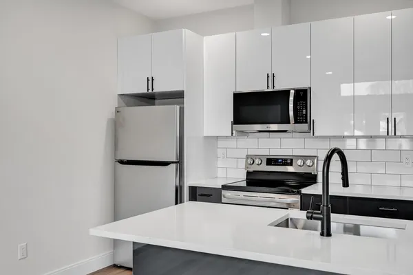 $3,000 | 63 Belgrade Avenue, Unit 404, Boston, MA 02131