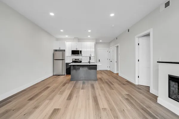 $3,000 | 63 Belgrade Avenue, Unit 404, Boston, MA 02131