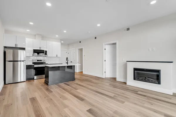 $3,000 | 63 Belgrade Avenue, Unit 404, Boston, MA 02131