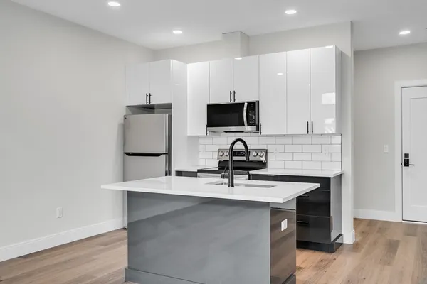 $3,000 | 63 Belgrade Avenue, Unit 404, Boston, MA 02131