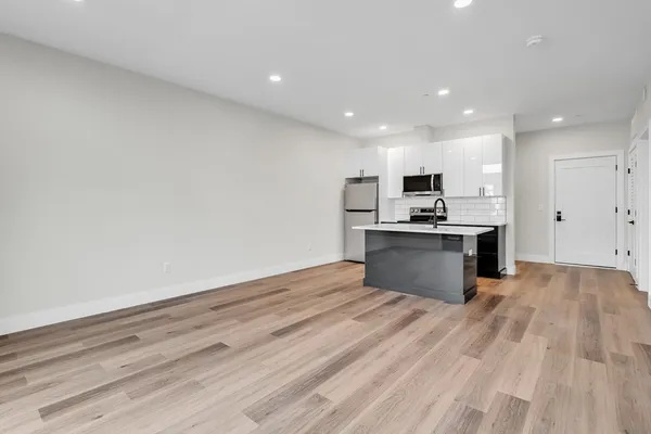 $3,000 | 63 Belgrade Avenue, Unit 404, Boston, MA 02131