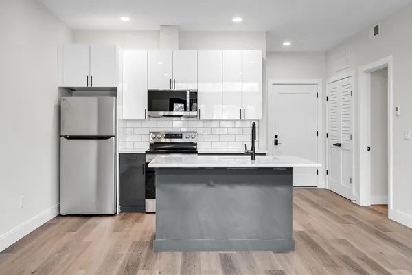 $3,000 | 63 Belgrade Avenue, Unit 404, Boston, MA 02131