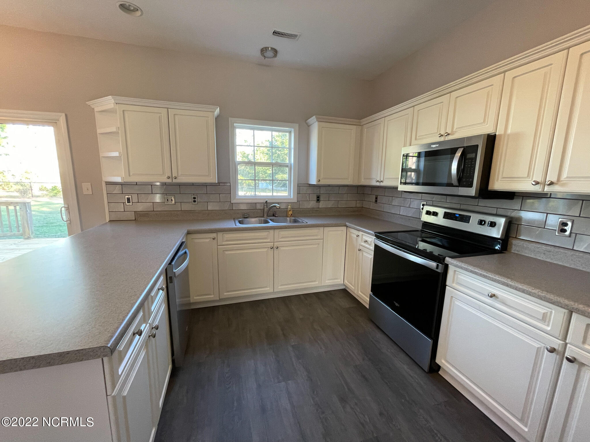 106 Bobwhite Circle Cape Carteret, NC 28584 - Photo 11 of 37 IMG_4554