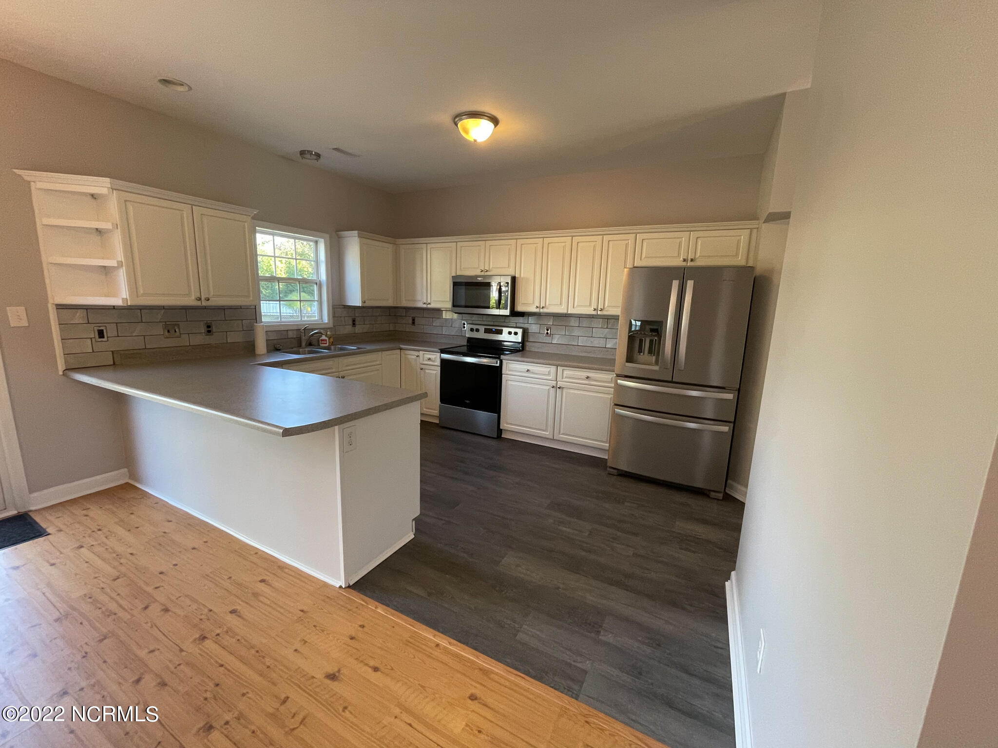 106 Bobwhite Circle Cape Carteret, NC 28584 - Photo 8 of 37 IMG_4550