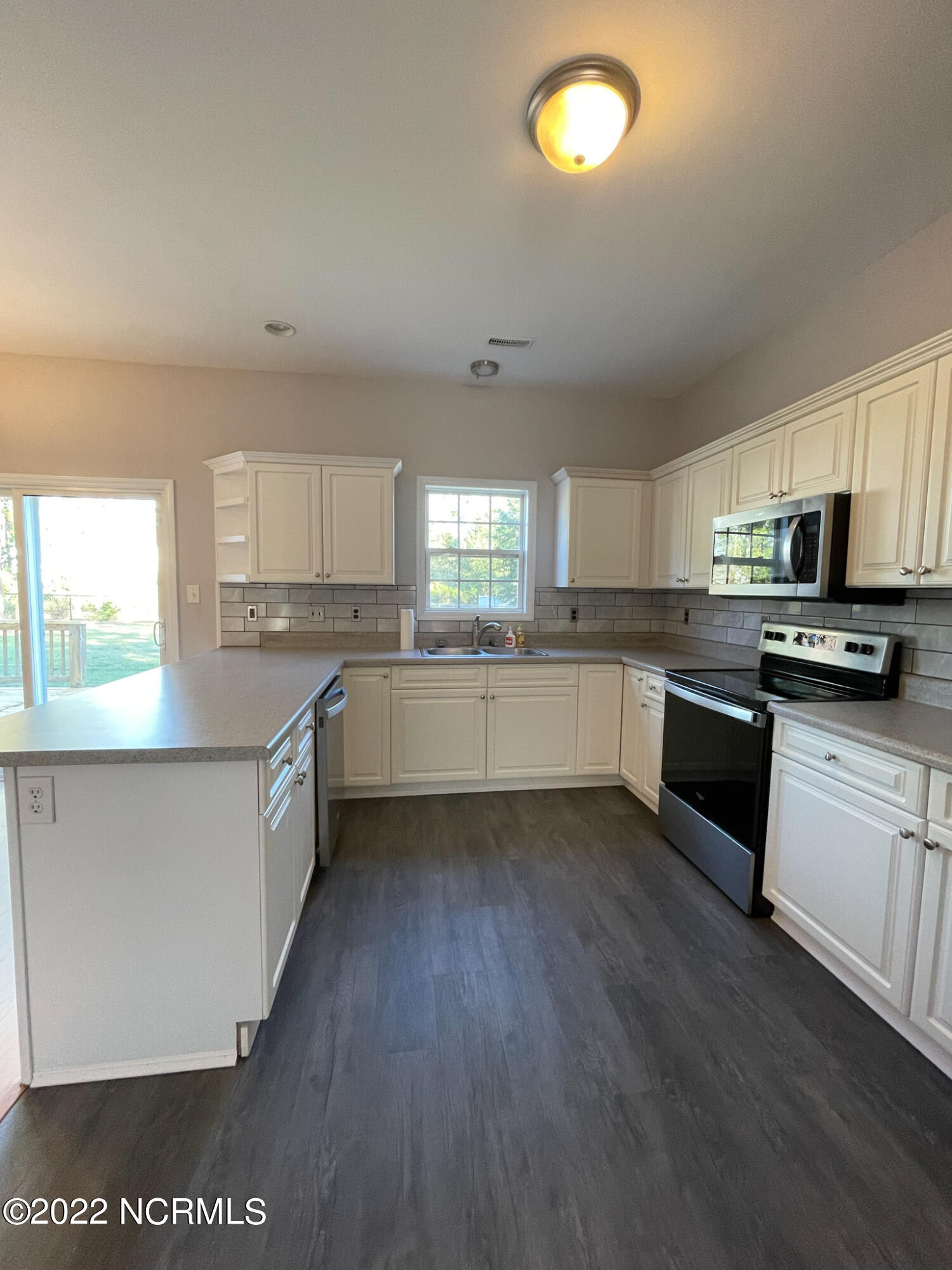 106 Bobwhite Circle Cape Carteret, NC 28584 - Photo 9 of 37 IMG_4551