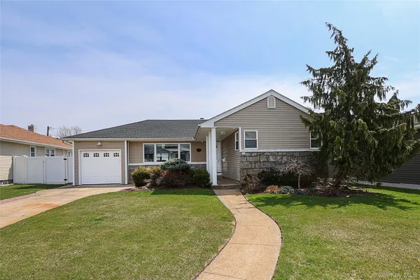 $929,000 | 921 Ilse Court, North Bellmore, NY 11710