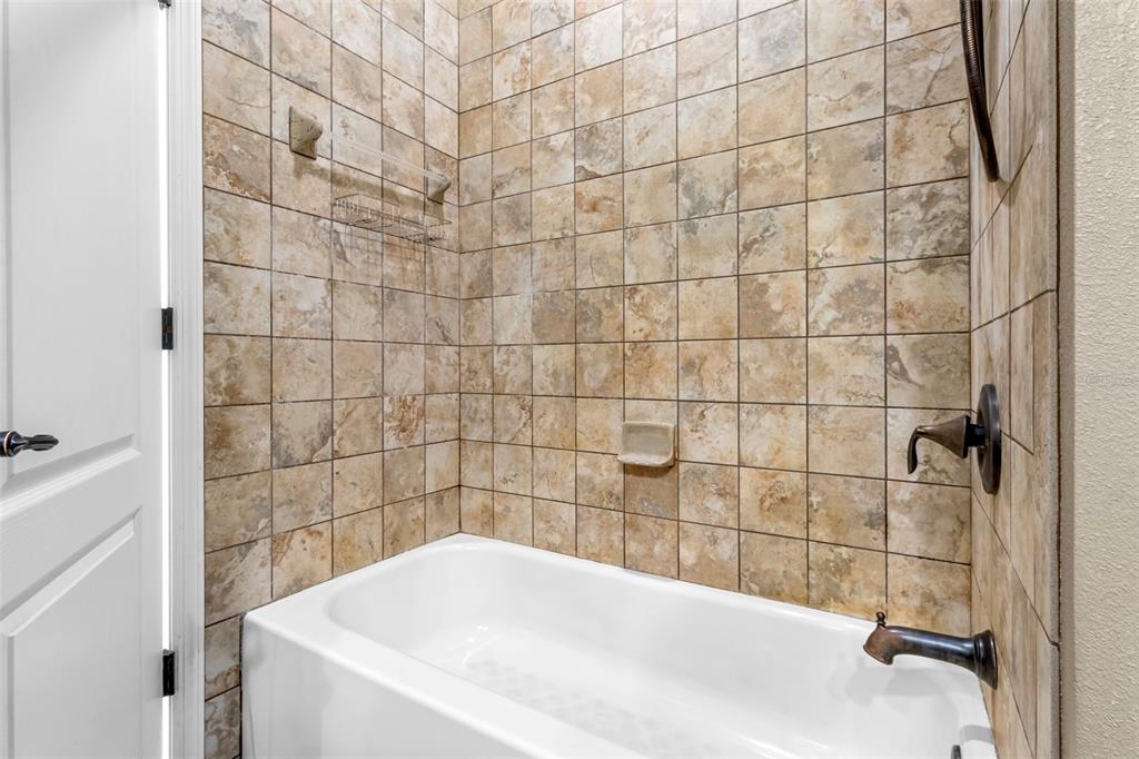 765 Sloans Ridge Road Groveland, FL 34736 - Photo 34 of 62 a bathroom with a bathtub