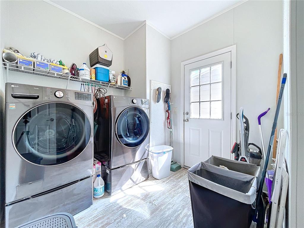 14890 County Road 757 Webster, FL 33597 - Photo 45 of 100 a living room with furniture a flat screen tv and a window