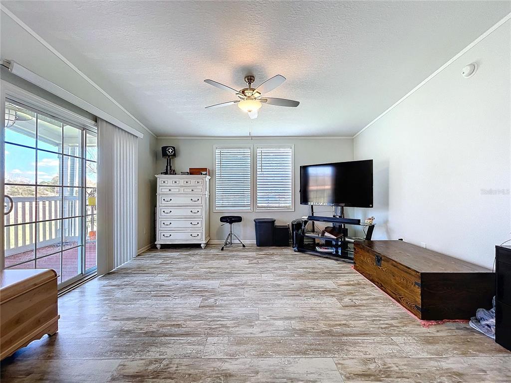 14890 County Road 757 Webster, FL 33597 - Photo 56 of 100 a living room with furniture and a flat screen tv
