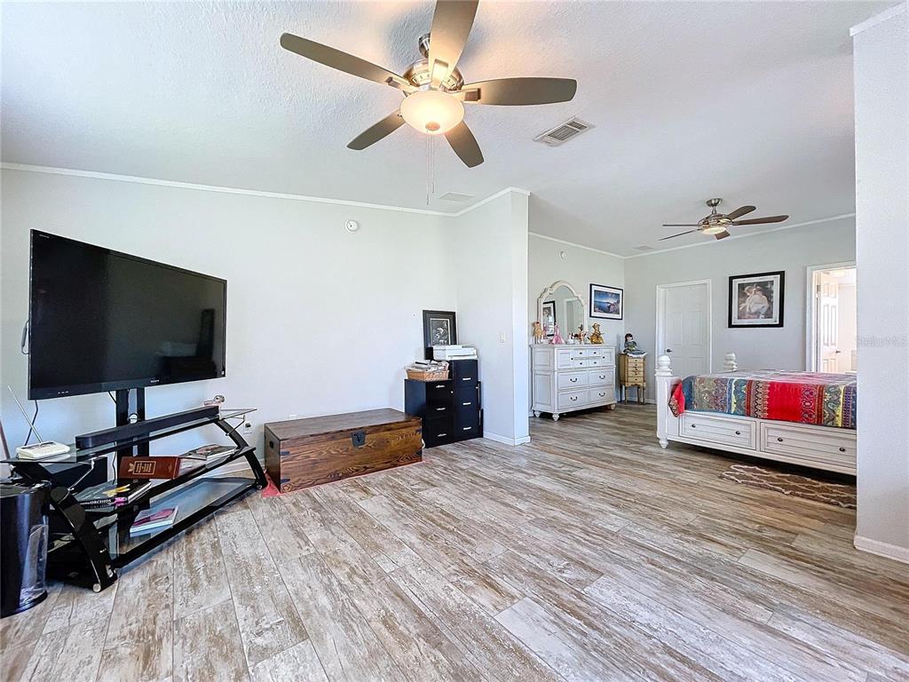 14890 County Road 757 Webster, FL 33597 - Photo 57 of 100 a living room with furniture and a flat screen tv