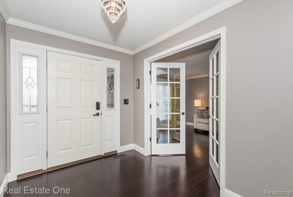 585 South Fieldstone Drive Rochester Hills, MI 48309 - Photo 4 of 34