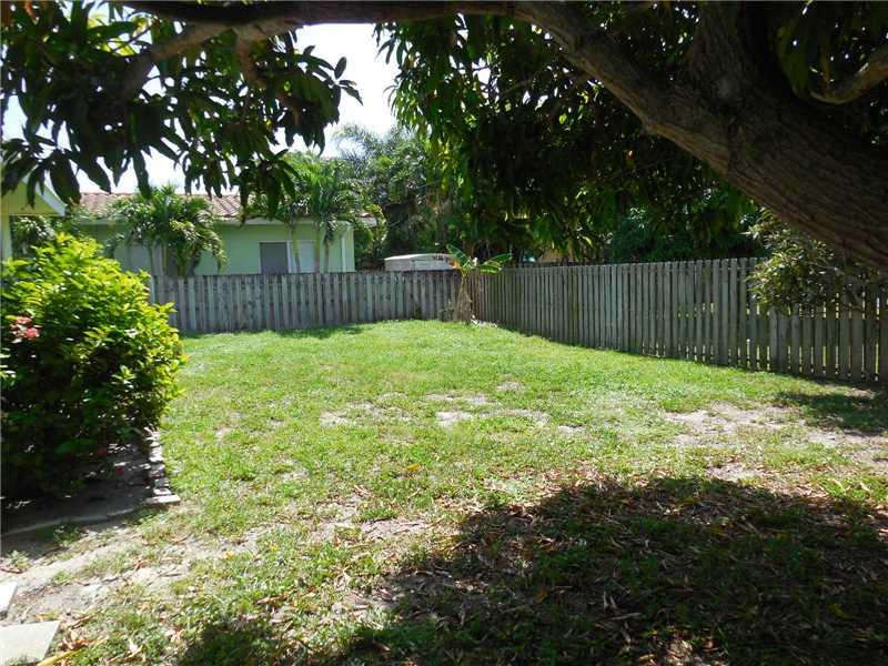 2630 Northeast 52nd Court Lighthouse Point, FL 33064 - Photo 11 of 17 Yard/Garden