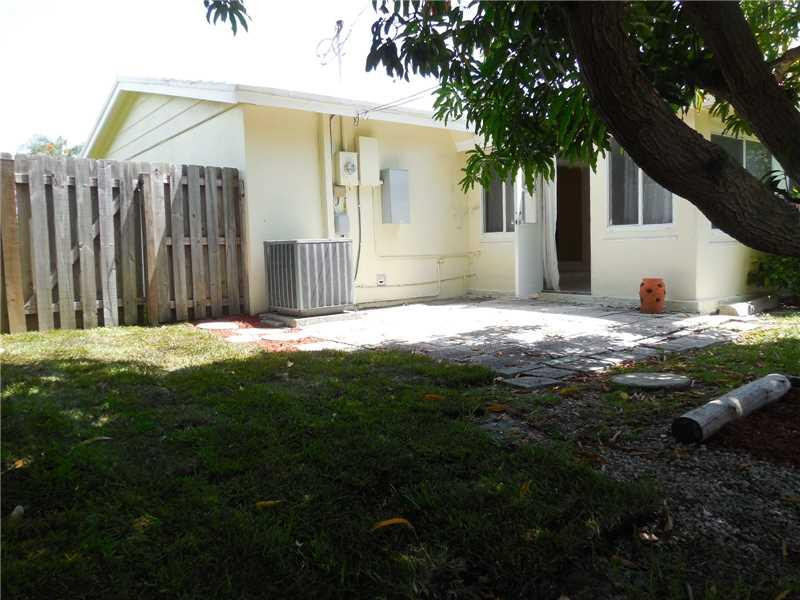2630 Northeast 52nd Court Lighthouse Point, FL 33064 - Photo 12 of 17 Yard/Garden