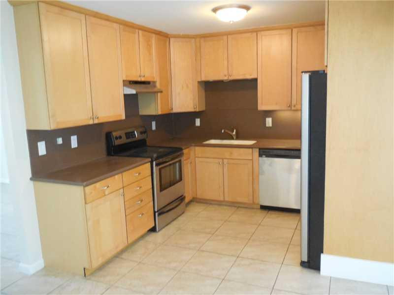 2630 Northeast 52nd Court Lighthouse Point, FL 33064 - Photo 3 of 17 Kitchen