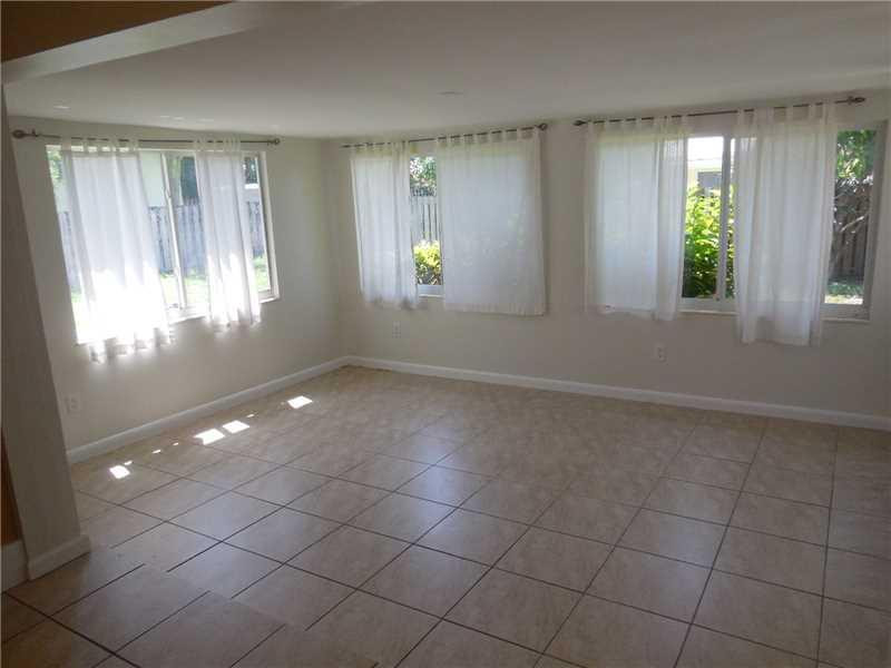2630 Northeast 52nd Court Lighthouse Point, FL 33064 - Photo 4 of 17 Den/Family/Great Room