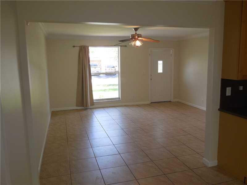 2630 Northeast 52nd Court Lighthouse Point, FL 33064 - Photo 5 of 17 Living Room
