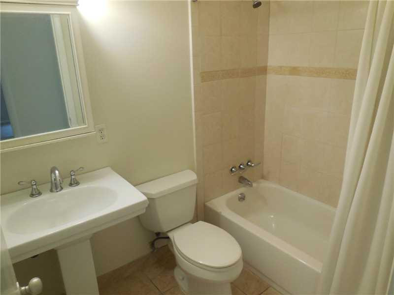 2630 Northeast 52nd Court Lighthouse Point, FL 33064 - Photo 7 of 17 Bathroom