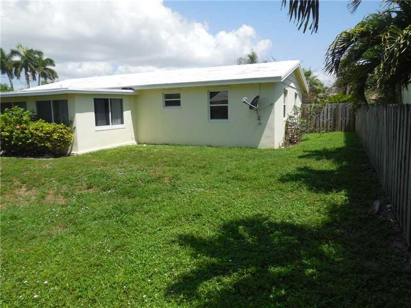 2630 Northeast 52nd Court Lighthouse Point, FL 33064 - Photo 9 of 17 Yard/Garden