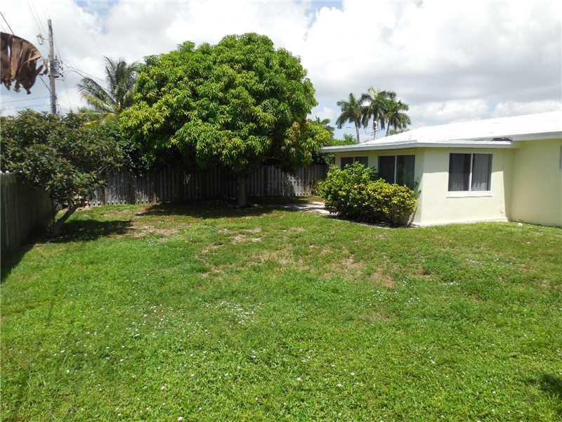 2630 Northeast 52nd Court Lighthouse Point, FL 33064 - Photo 10 of 17 Yard/Garden