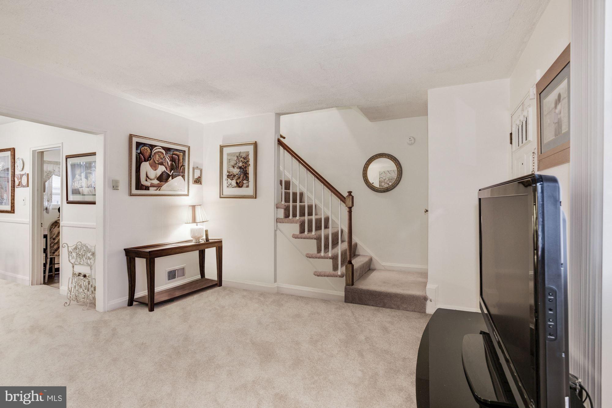 4117 Mountwood Road Baltimore, MD 21229 - Photo 3 of 24 Living Room