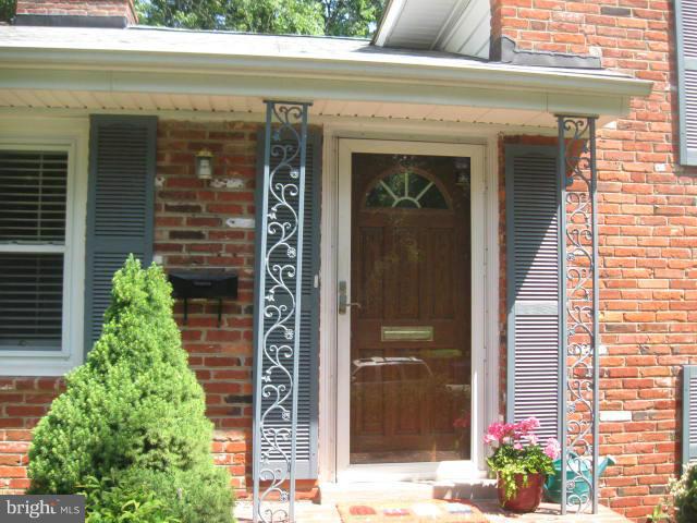 7912 Greeley Boulevard Springfield, VA 22152 - Photo 13 of 29 Exterior (Front)