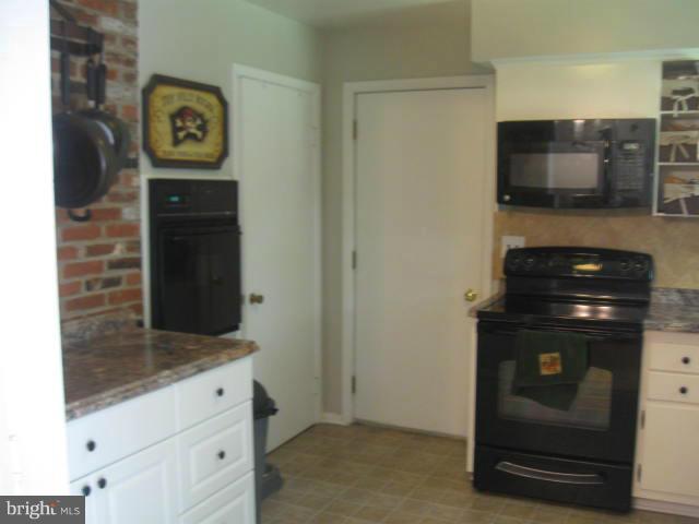 7912 Greeley Boulevard Springfield, VA 22152 - Photo 21 of 29 Kitchen