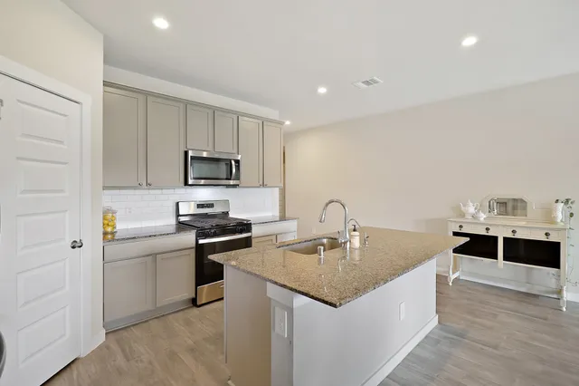 $2,300 | 127 Walnut Hl Court, Anahuac, TX 77514