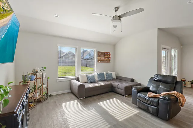 $2,300 | 127 Walnut Hl Court, Anahuac, TX 77514