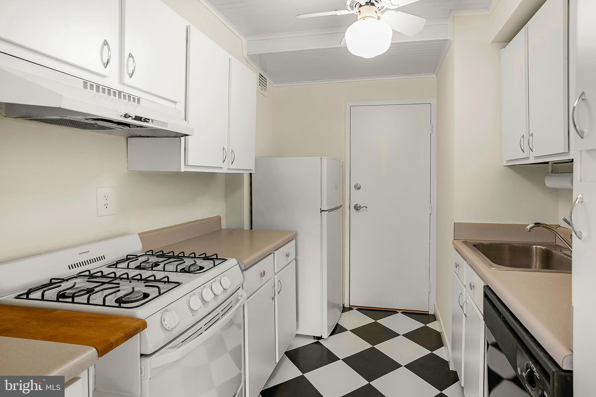 3900 Tunlaw Road Northwest, Unit 218 Washington, DC 20007 - Photo 3 of 14 Kitchen