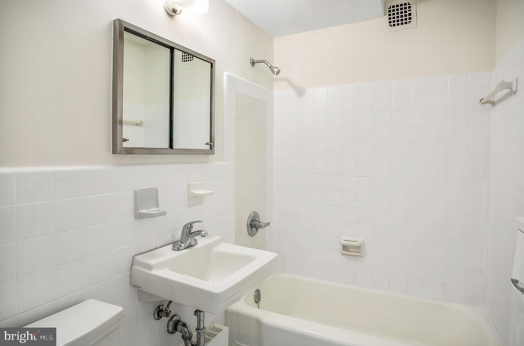 3900 Tunlaw Road Northwest, Unit 218 Washington, DC 20007 - Photo 6 of 14 Full Bathroom
